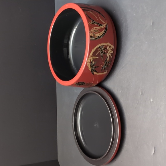 VGT, Red Lacquered Oriental Round Lidded Storage Container with Floral Design. - Picture 6 of 11